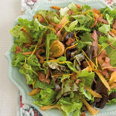 Green salad with pear and bacon